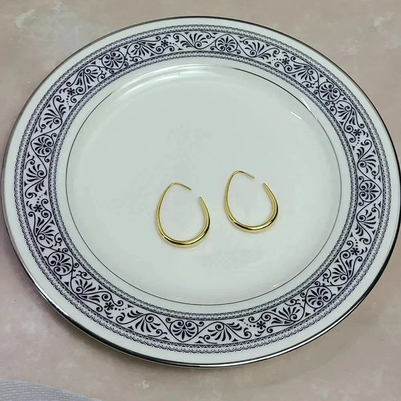 Vintage gold tone simple design earrings - Picture 5 of 6